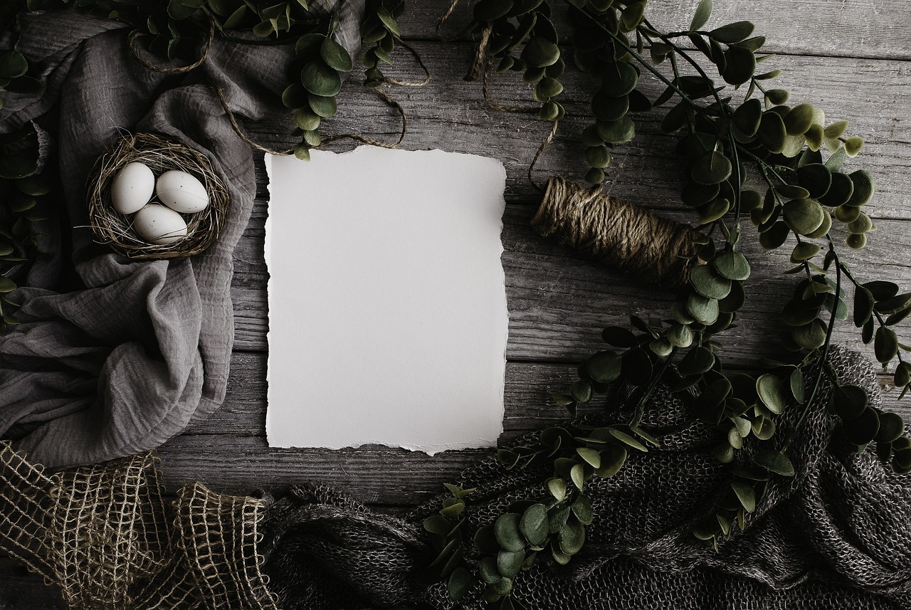 Gezellige Paastafel met bloemen en gekleurde eieren. Gezellige Paastafel met bloemen en gekleurde eieren.