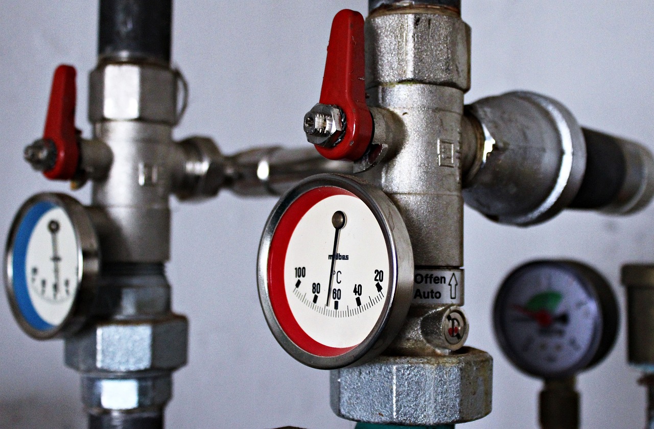 Installeren van slimme thermostaat om energie te besparen. Installeren van slimme thermostaat om energie te besparen.