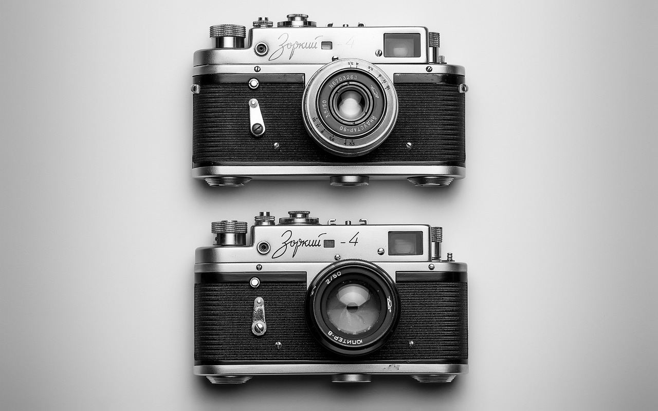Strak ontworpen slimme camera naast moderne decoratie. Strak ontworpen slimme camera naast moderne decoratie.