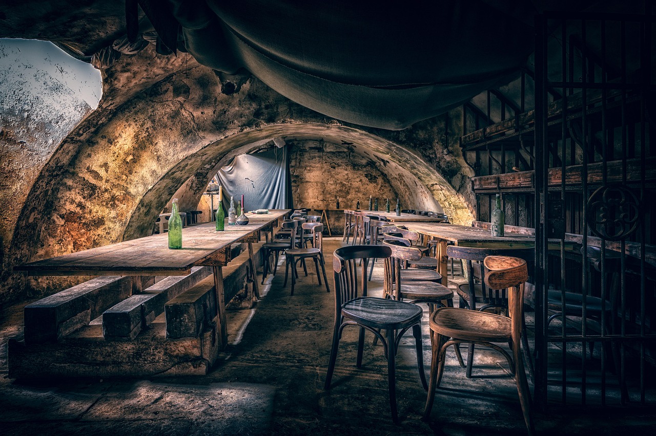 Kelderbar met innovatieve verlichting en zitplaatsen