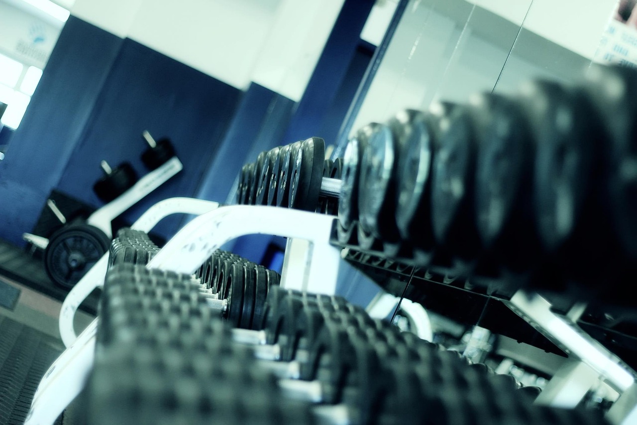 Zomerfitnessroutine in een compacte home gym. Zomerfitnessroutine in een compacte home gym.
