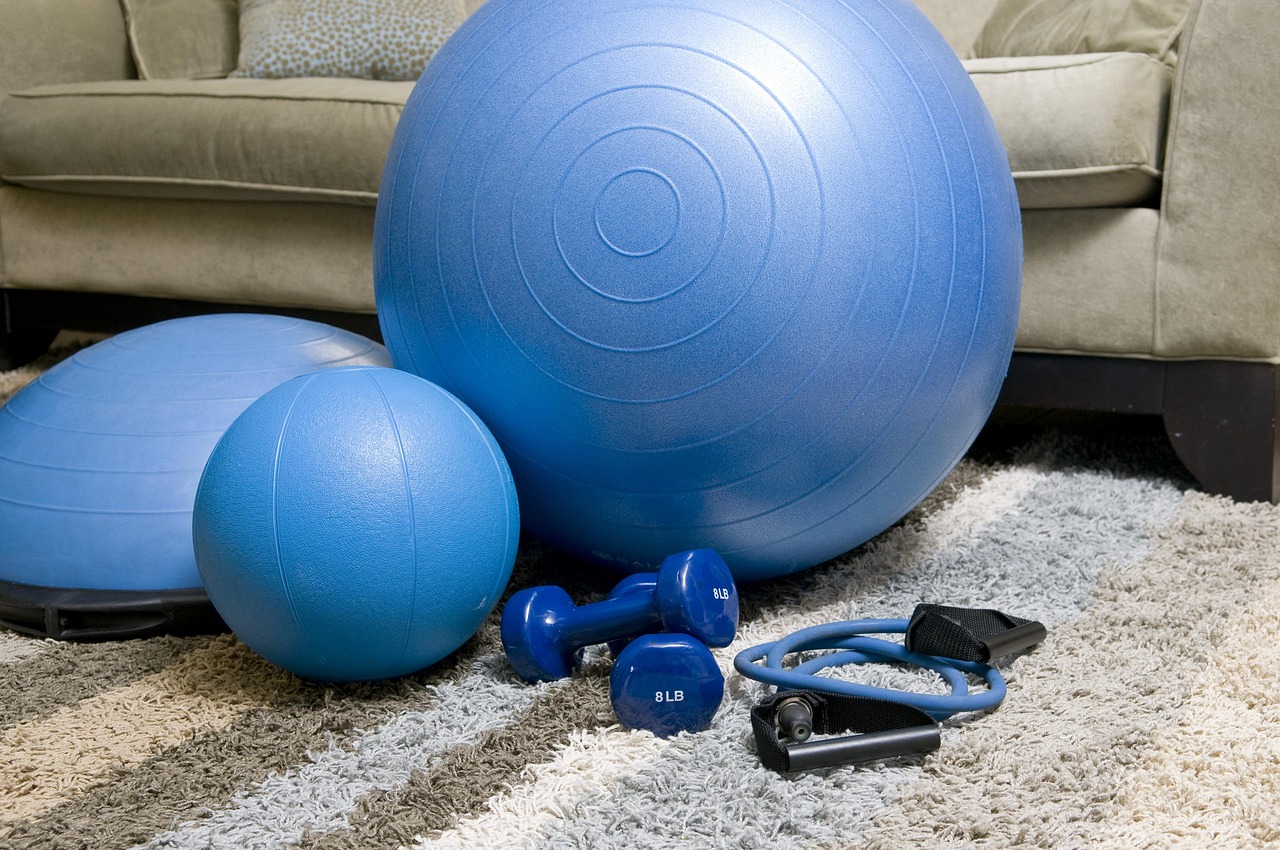 Dumbbells en springtouw in kleine gymruimte. Dumbbells en springtouw in kleine gymruimte.