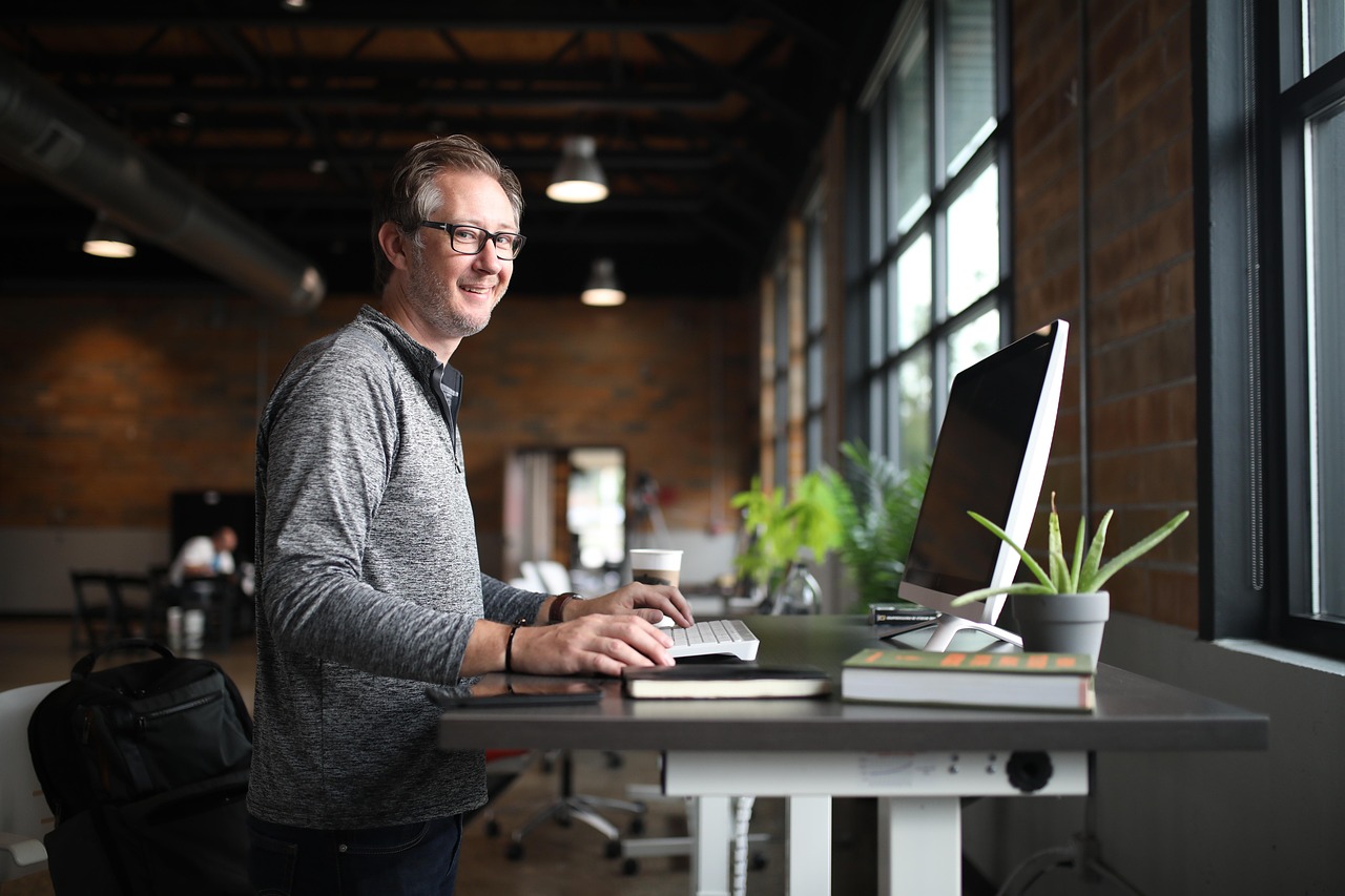 Moderne ergonomische werkplek voor zomerse productiviteit. Moderne ergonomische werkplek voor zomerse productiviteit.