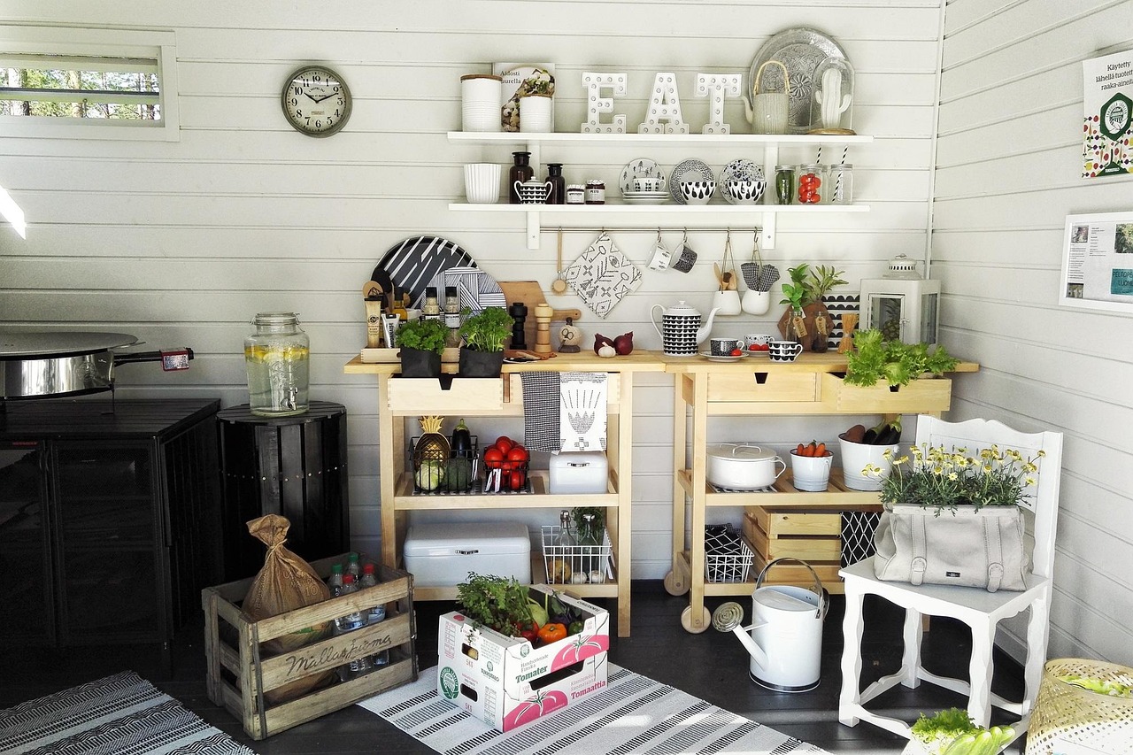 Scandinavische eetbarhoek met licht houten elementen.