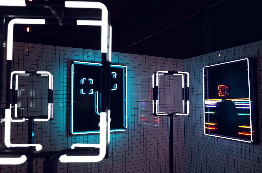 Futuristische 4D-wanddecoratie met abstracte patronen. Futuristische 4D-wanddecoratie met abstracte patronen.