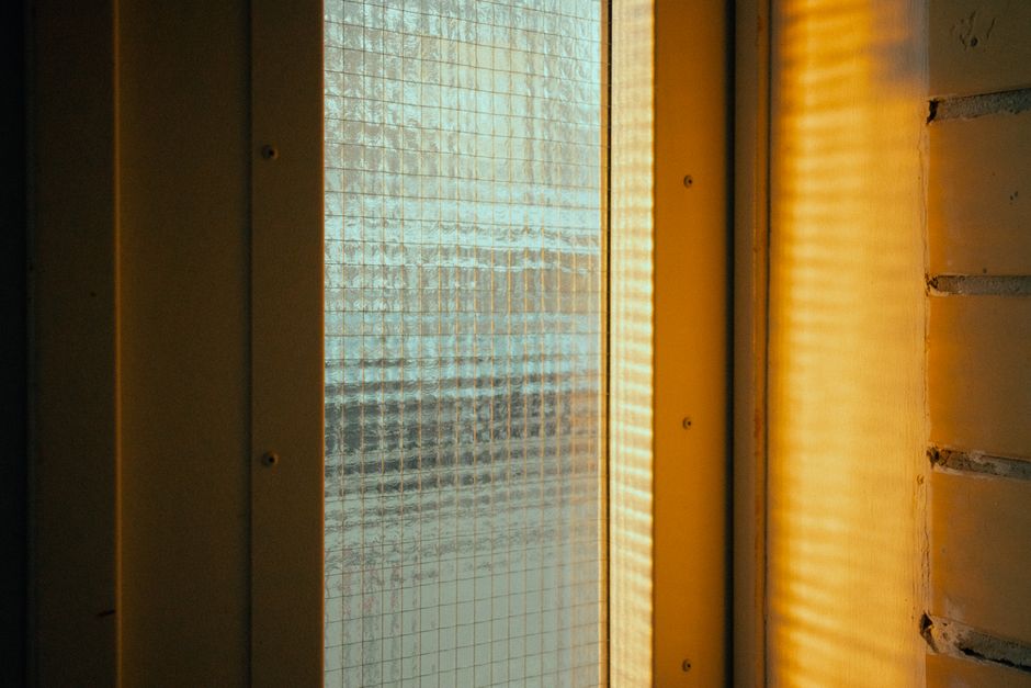 Doorzichtig geribbeld glas met unieke textuur. Doorzichtig geribbeld glas met unieke textuur.