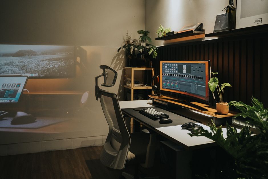 Minimalistisch bureau met laptop en planten. Minimalistisch bureau met laptop en planten.