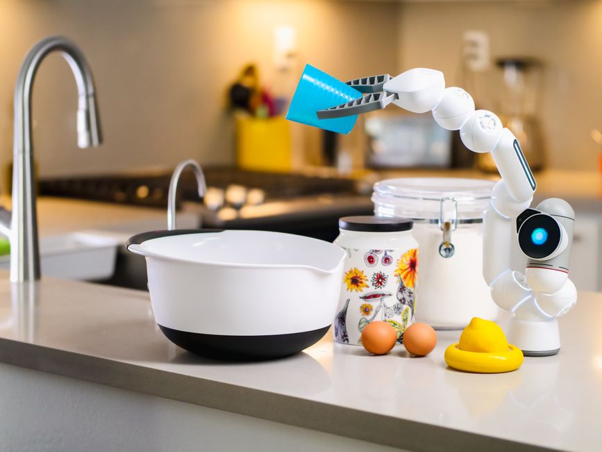 Keukenrobot maakt automatisch een smoothie.