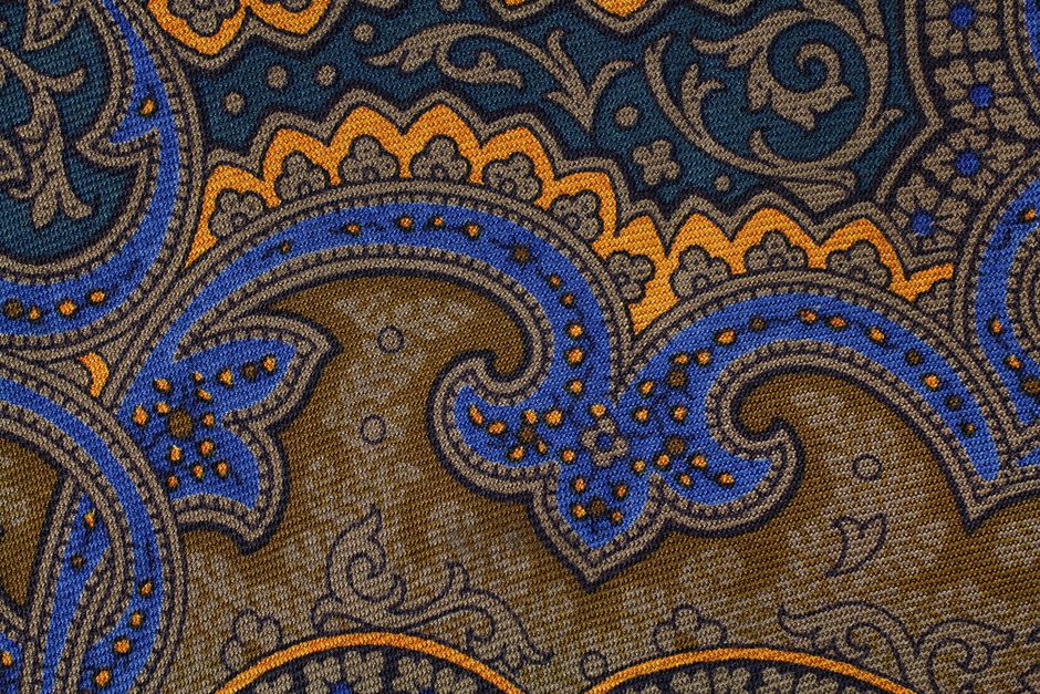 Wanddecoratie met moderne paisley accenten.