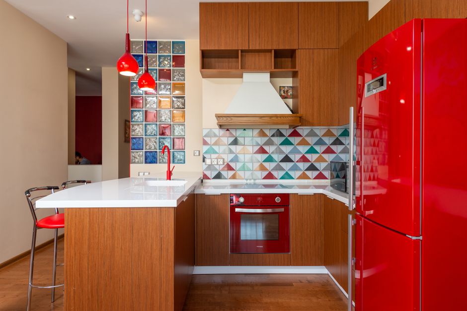 Keuken met kersenrode kastdeuren en accessoires. Keuken met kersenrode kastdeuren en accessoires.