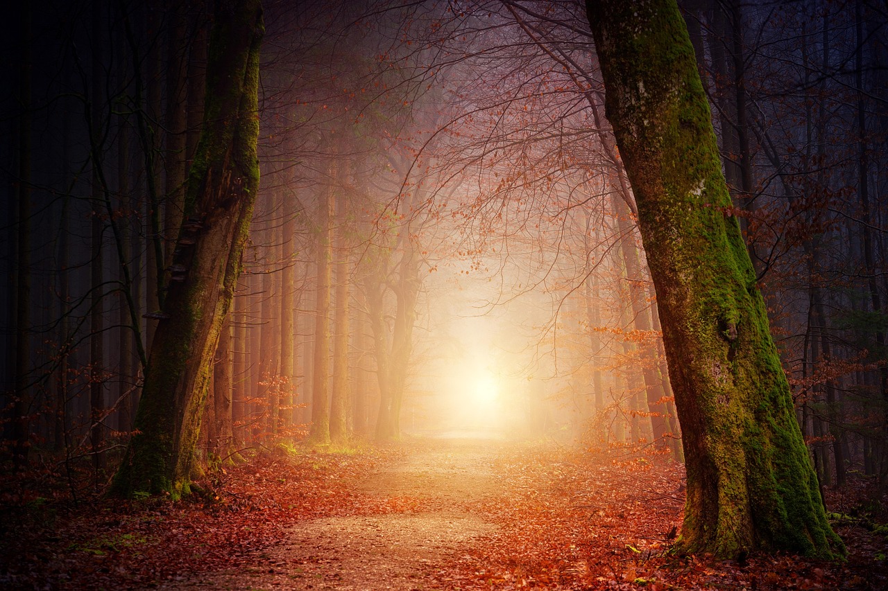 Wollen tafelloper met vintage servies en kandelaars.