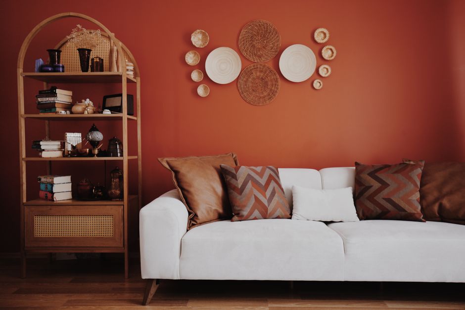Terracotta woonkamer met herfstdecoraties en kaarsen. Terracotta woonkamer met herfstdecoraties en kaarsen.