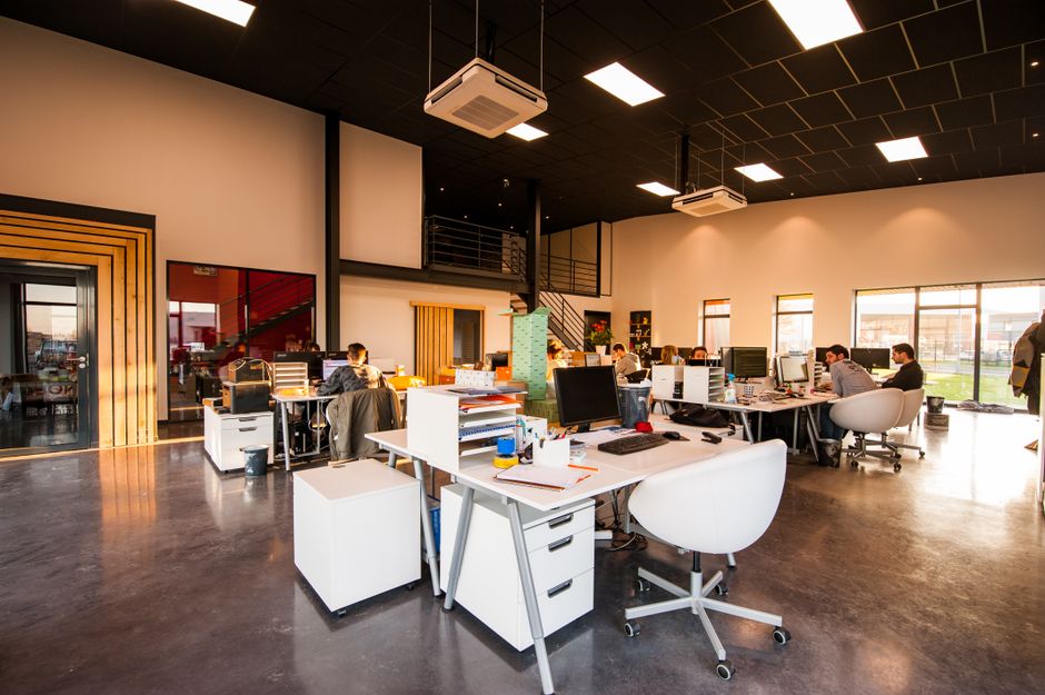 Moderne werkplek met akoestische panelen design.