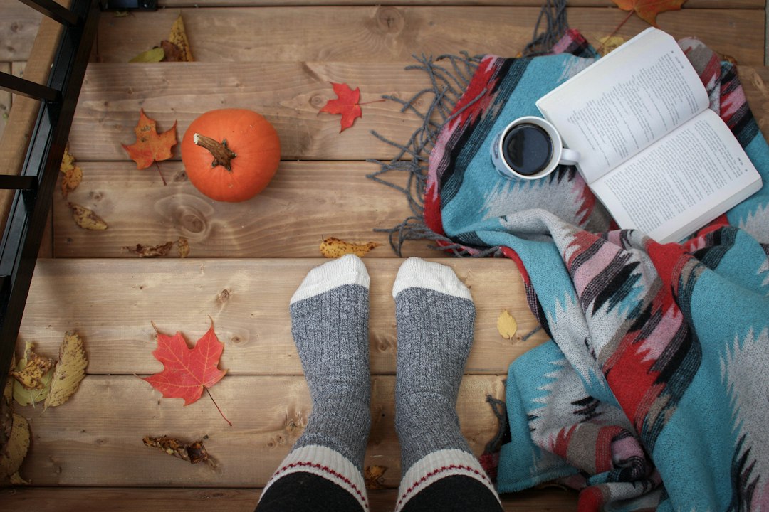 Badkamer met geurige kaarsen en herfstdecor. Badkamer met geurige kaarsen en herfstdecor.