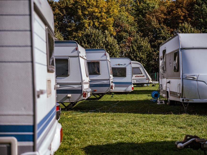 Vintage camper silhouet tegen herfstlandschap. Vintage camper silhouet tegen herfstlandschap.