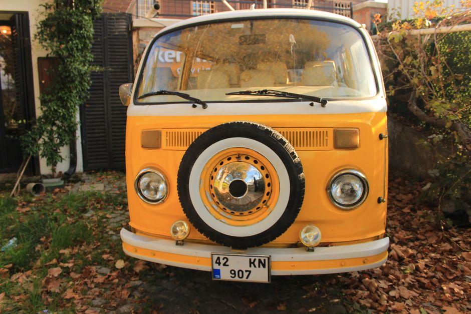 Decoratieve camper in warme herfstkleuren. Decoratieve camper in warme herfstkleuren.