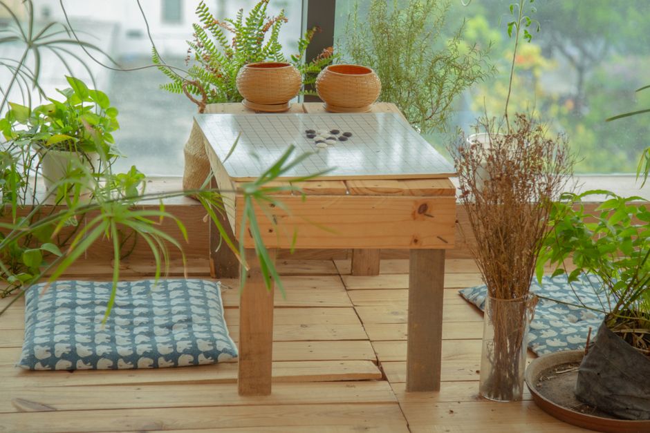 Zelfgemaakte serene ruimte met groene planten. Zelfgemaakte serene ruimte met groene planten.