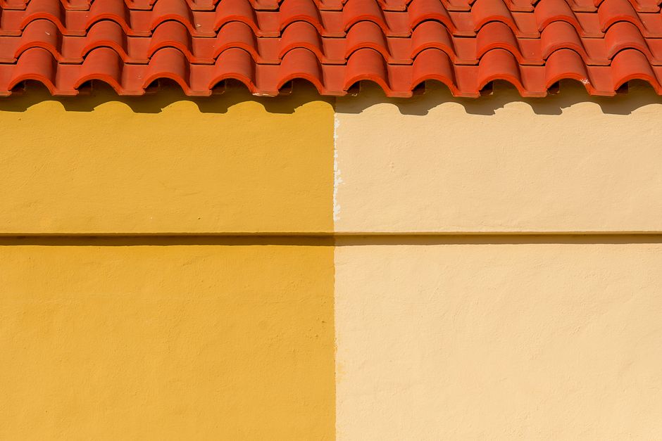 Geverfde muur in aardse herfsttinten.